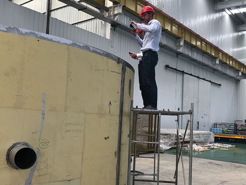 スウェーデンのお客様は製品を検査するために会社にやって来ます